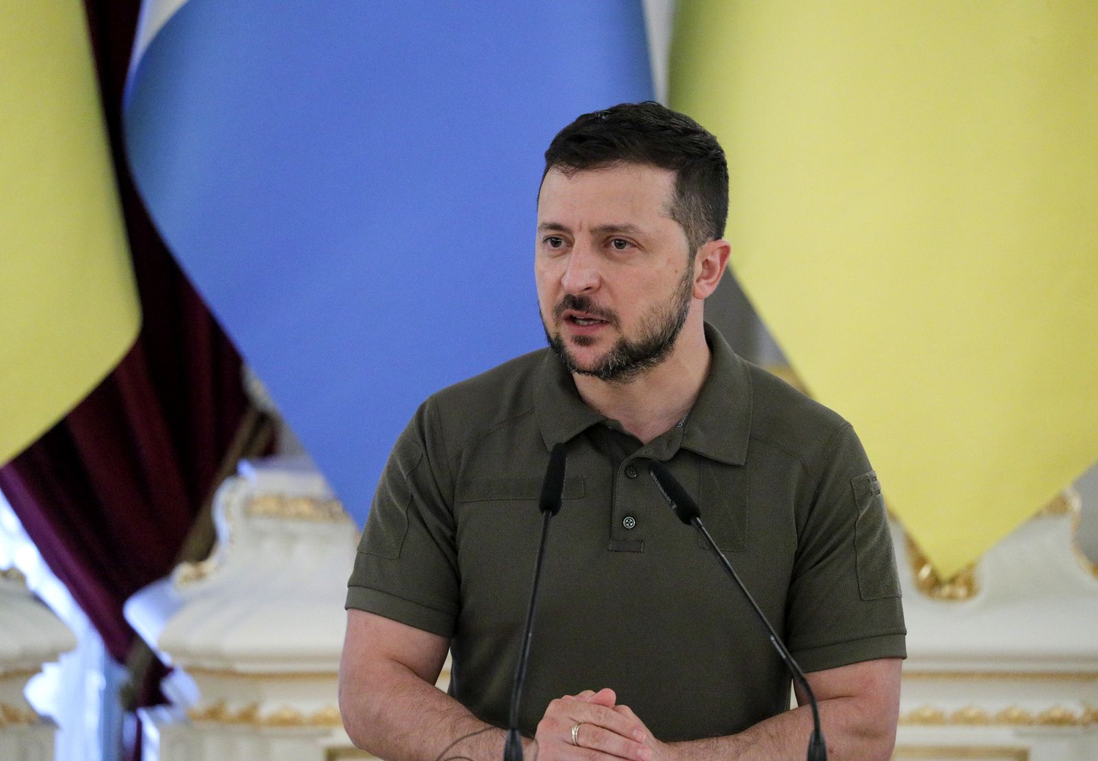 epa10091408 Ukrainian President Volodymyr Zelensky speaks during the joint press conference with Guatemalan President Alejandro Giammattei after their meeting at Mariinsky palace in Kyiv (Kiev), Ukraine, 25 July 2022. Alejandro Giammattei arrived in Kyiv and met with President Zelensky and top Ukrainian officials amid the Russian invasion.  EPA/SERGEY DOLZHENKO