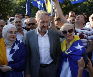 Sarajevo, 25.07.2022 - Oko dvije tisuæe prosvjednika okupilo se u ponedjeljak naveèer u Sarajevu pred sjeditem Ureda visokog predstavnika (OHR) kako bi iskazali nezadovoljstvo najavljenim izmjenama izbornog zakona te zemlje a njima se pridruio i predsjedatelj Predsjednitva BiH efik Daferoviæ. Na slici Bakir Izetbegoviæ. foto HINA/ FENA/ ik