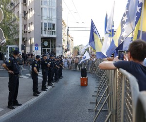 Sarajevo, 25.07.2022 - Oko dvije tisuæe prosvjednika okupilo se u ponedjeljak naveèer u Sarajevu pred sjeditem Ureda visokog predstavnika (OHR) kako bi iskazali nezadovoljstvo najavljenim izmjenama izbornog zakona te zemlje a njima se pridruio i predsjedatelj Predsjednitva BiH efik Daferoviæ. foto HINA/ FENA/ ik