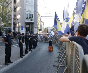 Sarajevo, 25.07.2022 - Oko dvije tisuæe prosvjednika okupilo se u ponedjeljak naveèer u Sarajevu pred sjeditem Ureda visokog predstavnika (OHR) kako bi iskazali nezadovoljstvo najavljenim izmjenama izbornog zakona te zemlje a njima se pridruio i predsjedatelj Predsjednitva BiH efik Daferoviæ. foto HINA/ FENA/ ik