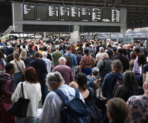 epa10092273 Travelers queue to board a train at St Pancras Station in London, Britain, 26 July 2022. The Rail Maritime and Transport Workers union (RMT) has organized 24-hour strikes for 27 and 30 July over a pay dispute. The strike is expected to include 40,000 workers including signaling and track maintenance workers and 14 train operating companies.  EPA/NEIL HALL