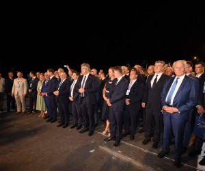 Komarna, 26.7.2022.- Prelaskom prvih automobila i motocikala, uz veselje nazoènih graðana i dunosnika, veliki vatromet, trube, bengalke s brodica, pucnjavu Dubrovaèkih trombunjera i zvona crkava Dubrovaèke biskupije, sveèano je u utorak naveèer otvoren i u promet puten Peljeki most. 
foto HINA/ Mario STRMOTIÆ/ ua