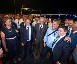 Komarna, 26.7.2022.- Prelaskom prvih automobila i motocikala, uz veselje nazoènih graðana i dunosnika, veliki vatromet, trube, bengalke s brodica, pucnjavu Dubrovaèkih trombunjera i zvona crkava Dubrovaèke biskupije, sveèano je u utorak naveèer otvoren i u promet puten Peljeki most. Na slici Sonja Jandrokoviæ, Gordan Jandrokoviæ, Davor Boinoviæ, Boidar Kalmeta i Oleg Butkoviæ. 
foto HINA/ Mario STRMOTIÆ/ ua