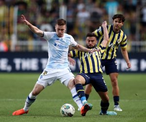 epa10094204 Diego Rossi (R) of Fenerbahce SK  in action against Viktor Tsygankov  (L) of Dinamo Kiev during the UEFA Champions League qualifier second  leg match between Fenerbahce SK and Dynamo Kyiv in Istanbul, Turkey, 27 July 2022.  EPA/SEDAT SUNA