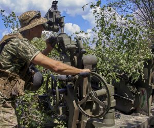 epa10096192 Ukrainian servicemen operate with American-made 155mm M777 towed howitzer on their positions in the Kharkiv area, Ukraine, 28 July 2022. Russian troops on 24 February entered Ukrainian territory, starting a conflict that has provoked destruction and a humanitarian crisis.  EPA/SERGEY KOZLOV