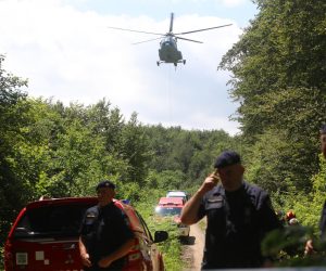01.06.2022., Rakovica - Helikopterom Ministarstva obran RH danas je nesto iza podneva zavrseno izvlacenje dijelova cessne koja je pala na predjelu Brocanac kose kod mjesta Brocanac u opcini Rakovica. Akcija izvlacenja dijelova helikopterom trajala je sat vremena, a sudjelovali su vatrogasci, vojska i policija. Photo: Kristina Stedul Fabac/PIXSELL