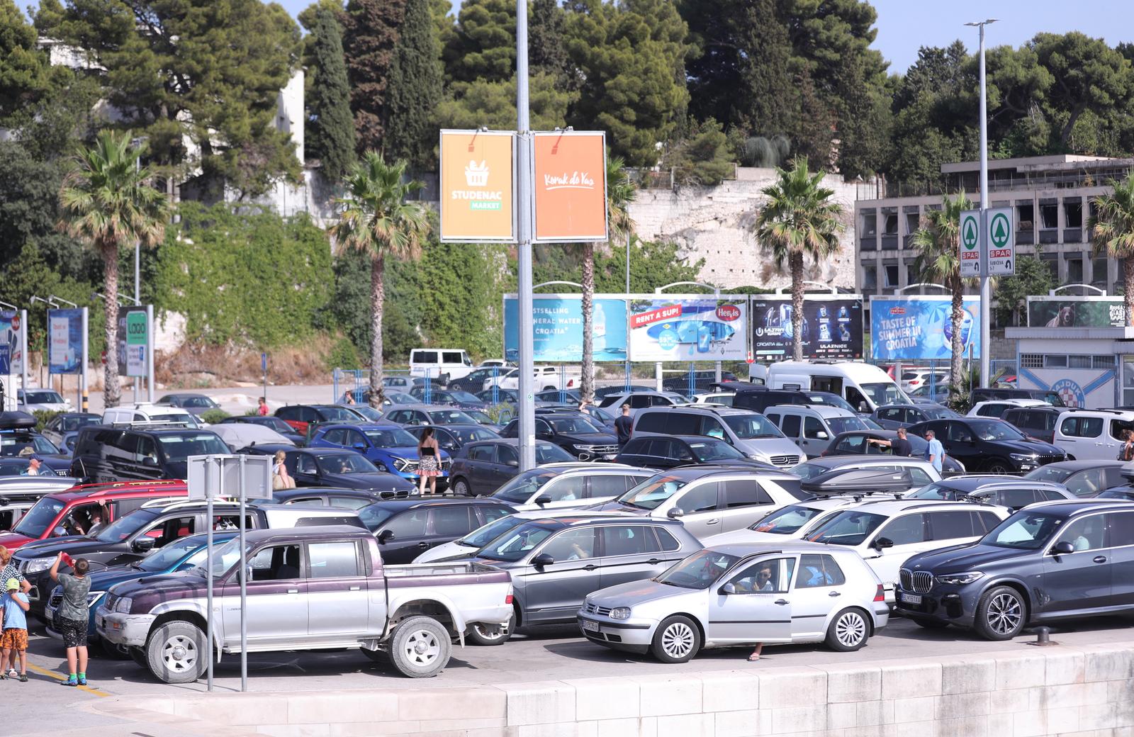 01.07.2022., Split - Prvi dan srpnja uobicajeno donosi povecanje prometa u trajektnom prijevozu. Poslijepodnevna guzva ispred trajekta za Supetar. Photo: Ivo Cagalj/PIXSELL