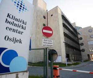 02.04.2020., Osijek - KBC Osijek trenutno ima cetiri ulaza u krug bolnice ali zbog novonastale situacije napravljena je nova organizacija ulaza i izlaza u KBC Osijek. Po tom rasporedu ulaz za sve bolesnike i djelatnike bolnice je istocni ulaz gdje je postavljen sator s termovizijskom kamerom kroz koji moraju proci svi koji dolaze u KBC.rPhoto: Dubravka Petric/PIXSELLr