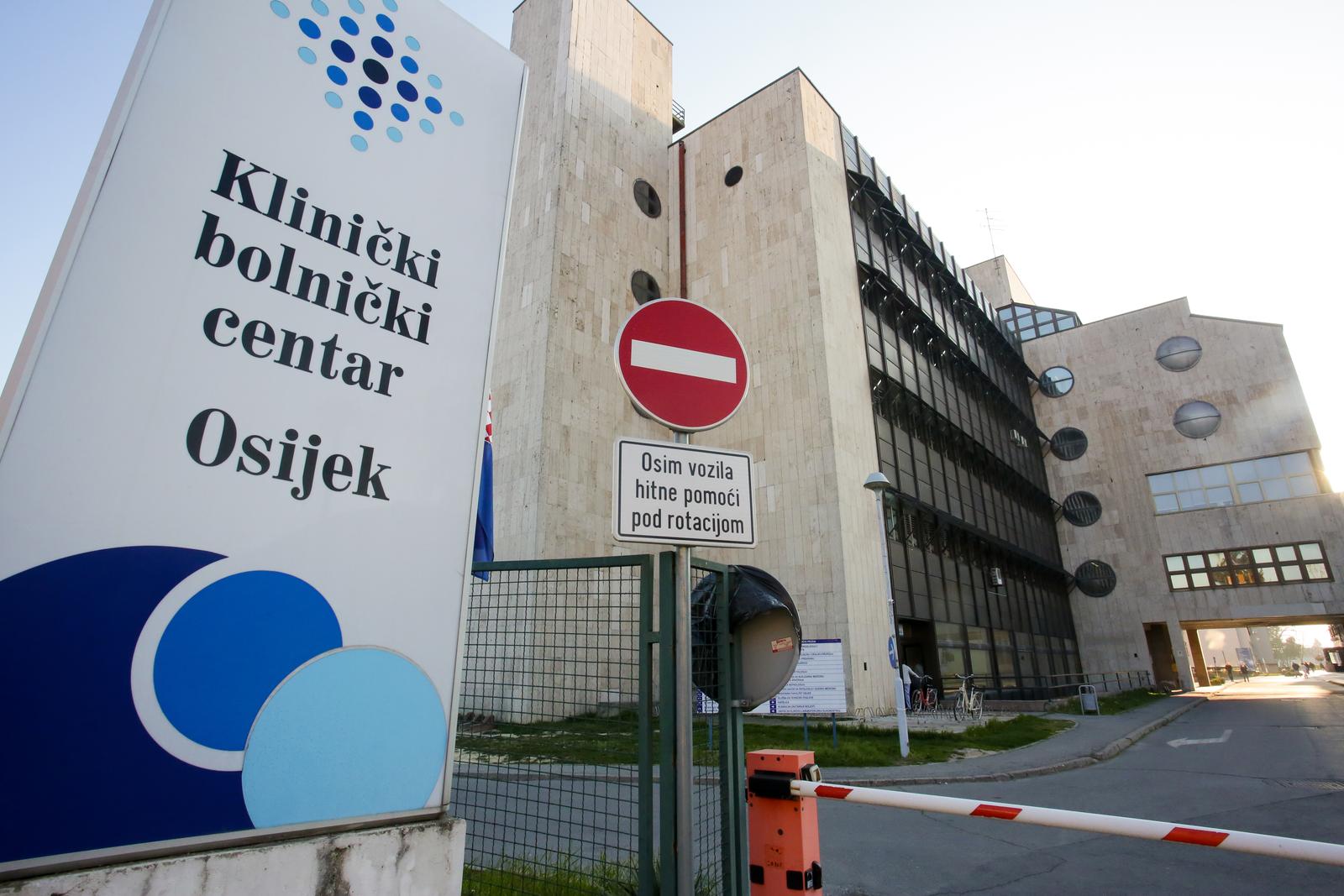02.04.2020., Osijek - KBC Osijek trenutno ima cetiri ulaza u krug bolnice ali zbog novonastale situacije napravljena je nova organizacija ulaza i izlaza u KBC Osijek. Po tom rasporedu ulaz za sve bolesnike i djelatnike bolnice je istocni ulaz gdje je postavljen sator s termovizijskom kamerom kroz koji moraju proci svi koji dolaze u KBC.rPhoto: Dubravka Petric/PIXSELLr