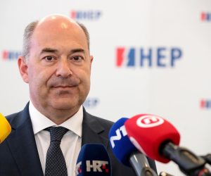 02.07.2020., Zagreb - Objava poziva za iskaz interesa zainteresiranim partnerima za razvoj i prodaju projekata obnovljivih izvora energije te predstavljanje suradnje s jedinicama lokalne samouprave na projektima suncanih elektrana. Predsjednik Uprave HEP-a Frane Barbaric i ministar zastite okolisa i energetike Tomislav Coric. rPhoto: Goran Stanzl/PIXSELL
