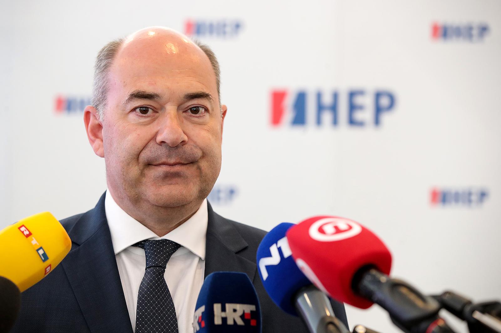02.07.2020., Zagreb - Objava poziva za iskaz interesa zainteresiranim partnerima za razvoj i prodaju projekata obnovljivih izvora energije te predstavljanje suradnje s jedinicama lokalne samouprave na projektima suncanih elektrana. Predsjednik Uprave HEP-a Frane Barbaric i ministar zastite okolisa i energetike Tomislav Coric. rPhoto: Goran Stanzl/PIXSELL