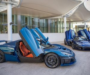 03,06,2021., Dubrovnik, Orasac - Mate Rimac dao je izjavu za medije ispred Vrtova sunca i ispred svoje dvije Nevere: Nevera je serijski auto, otkrili smo finalnu verziju tog auta, koji sad krece u proizvodnju i isporuku kupcima. U sljedecih nekoliko mjeseci zavrsava homologacija. Ono sto je zanimljivo kod auta jest da pomice granice - rekao je Rimac. r"nPhoto: Grgo Jelavic/PIXSELL