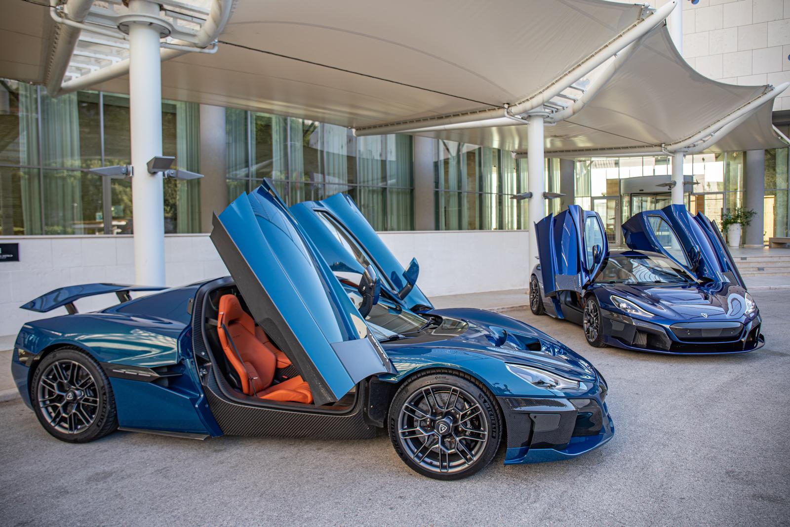 03,06,2021., Dubrovnik, Orasac - Mate Rimac dao je izjavu za medije ispred Vrtova sunca i ispred svoje dvije Nevere: Nevera je serijski auto, otkrili smo finalnu verziju tog auta, koji sad krece u proizvodnju i isporuku kupcima. U sljedecih nekoliko mjeseci zavrsava homologacija. Ono sto je zanimljivo kod auta jest da pomice granice - rekao je Rimac. r"nPhoto: Grgo Jelavic/PIXSELL