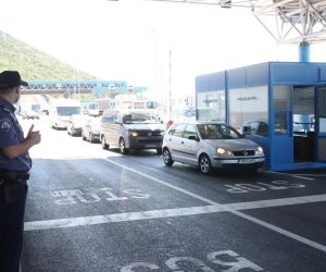 03.07.2013., Klek - Na granicnom prijelazu prema Neumu u Kleku danas nema guzvi. U putnickom prometu nema cekanja a kamioni cekaju do sat vremena. rPhoto: Ivo Cagalj/PIXSELL