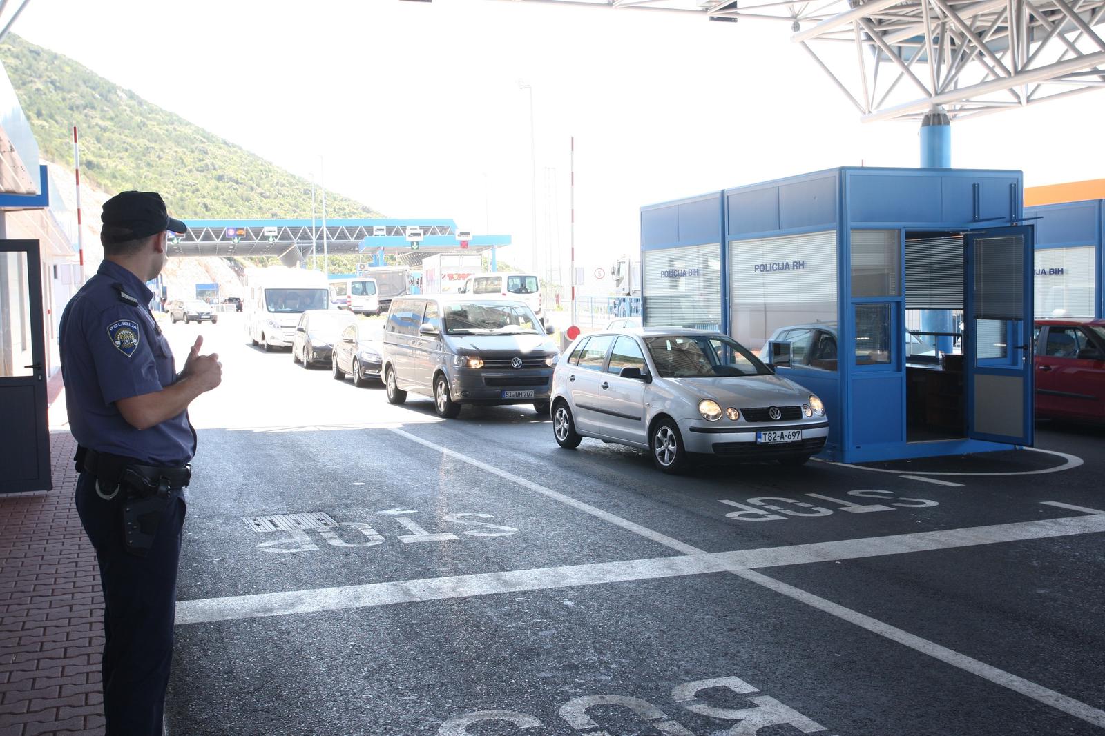 03.07.2013., Klek - Na granicnom prijelazu prema Neumu u Kleku danas nema guzvi. U putnickom prometu nema cekanja a kamioni cekaju do sat vremena. rPhoto: Ivo Cagalj/PIXSELL