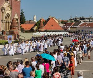 03.07.2022., Djakovo - 56. Djakovacki vezovi, Svecana povorka sudionika ulicama Djakova koja se kretala od Malog parka do Strossmayerova parka.
 Photo: Davor Javorovic/PIXSELL