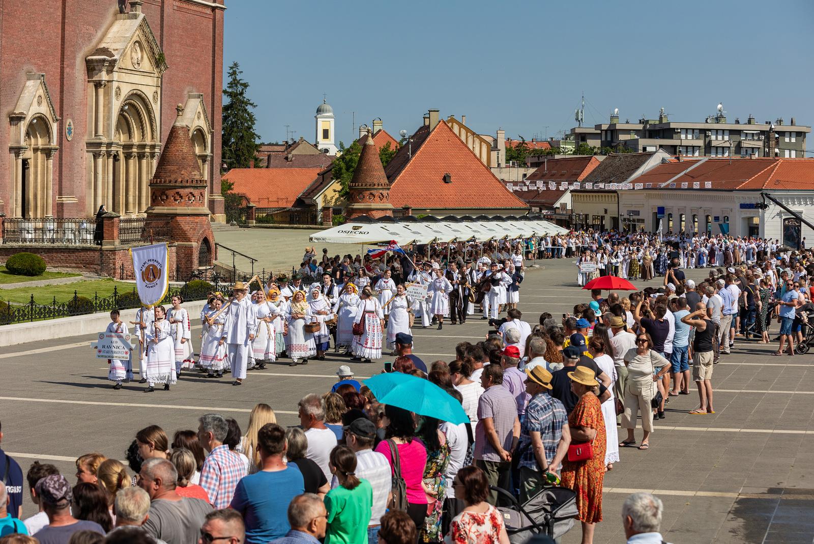 03.07.2022., Djakovo - 56. Djakovacki vezovi, Svecana povorka sudionika ulicama Djakova koja se kretala od Malog parka do Strossmayerova parka.
 Photo: Davor Javorovic/PIXSELL