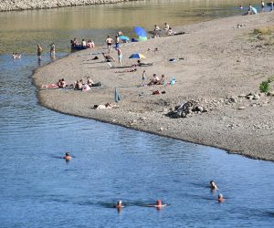03.07.2022.,Sisak - Oko 18 sati Siscane je grijalo oko 32 stupnja Celzijusa pa ne cudi da je na obali Kupe bilo dosta onih zeljnih osvjezenja.
 Photo: Nikola Cutuk/PIXSELL