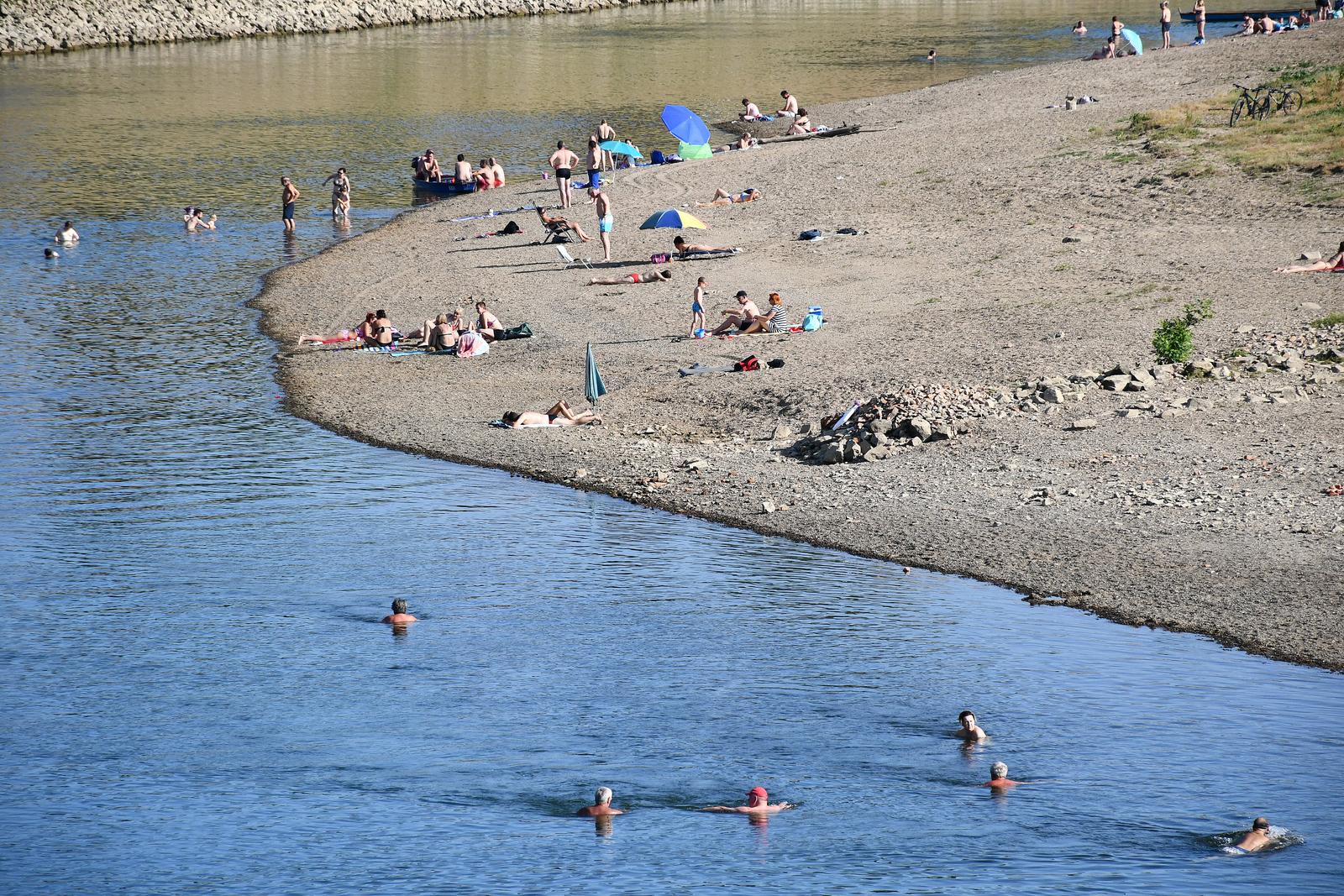 03.07.2022.,Sisak - Oko 18 sati Siscane je grijalo oko 32 stupnja Celzijusa pa ne cudi da je na obali Kupe bilo dosta onih zeljnih osvjezenja.
 Photo: Nikola Cutuk/PIXSELL