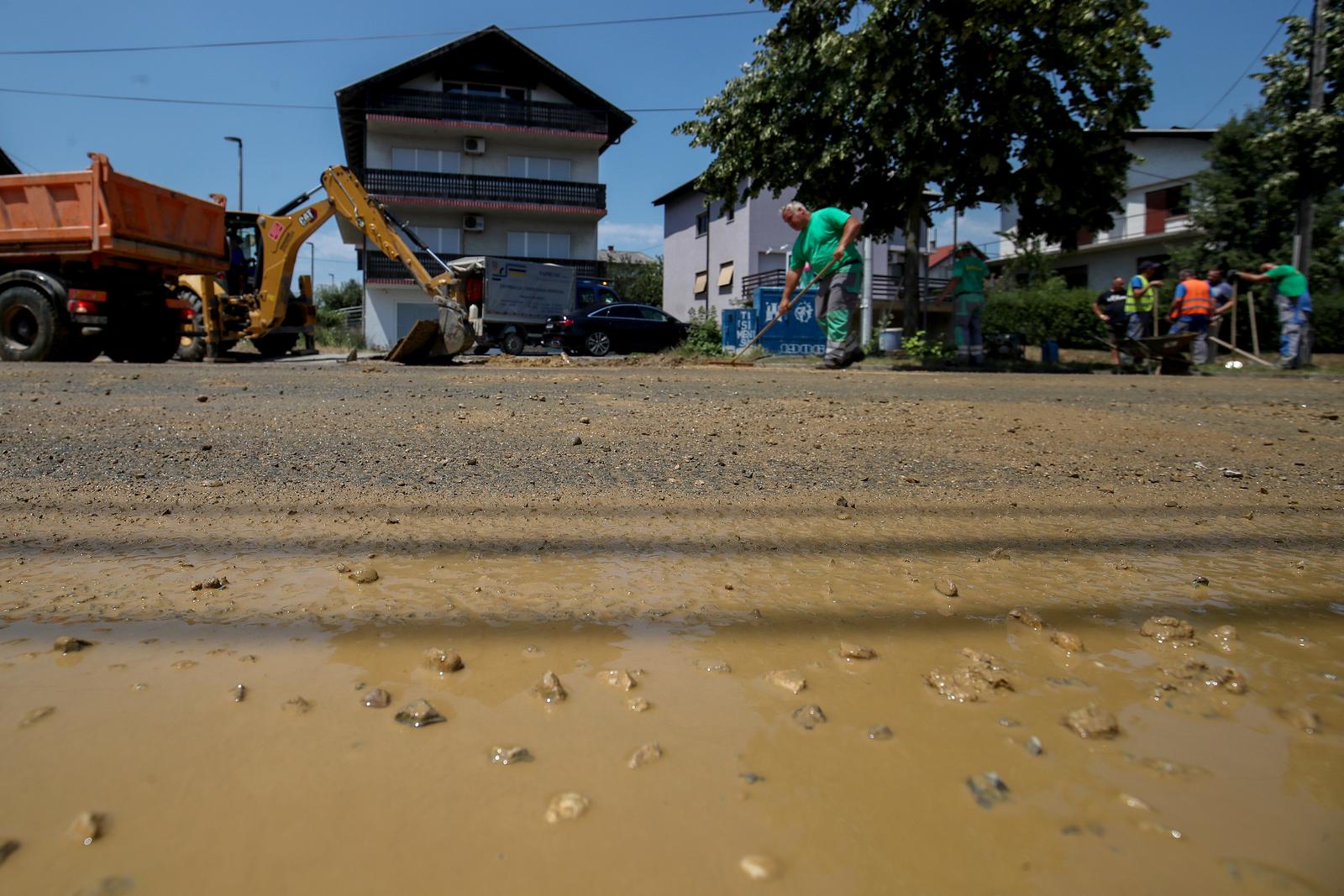 04.07.2022., Zapresic - U Ulici bana Josipa Jelacica pukla je vodovodna cijev, na mjestu gdje radovi traju tjednima te je poplavila dio ulice. Photo: Igor Kralj/PIXSELL