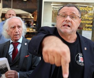 Zagreb: Dražen Keleminec održao konferenciju ispred Srpskog narodnog vijeća 04.10.2018., Zagreb - Izvanredna konferencija za medije Drazena Keleminca, predsjednika Autohtone - Hrvatske stranke prava ispred Srpskog narodnog vijeca, ciji je epilog bio  paljenje isjecaka iz Novosti. Photo: Goran Stanzl/PIXSELL