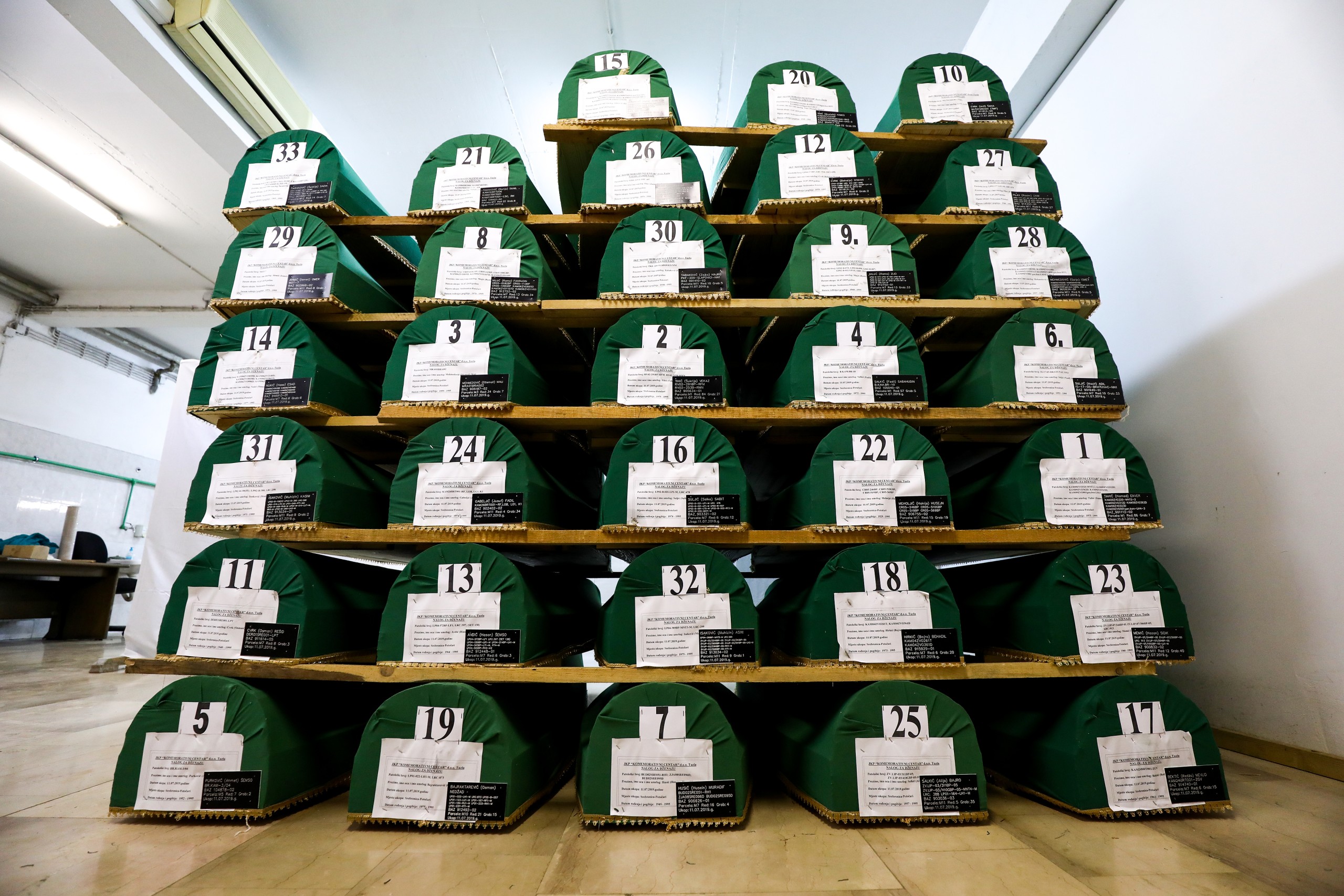 05.07.2019., Visoko, Bosna i Hercegovina - rTabuti s posmrtnim ostatcima 33 zrtve genocida u Srebrenici spremni su za kolektivnu dzenazu u Srebrenici. Najstarija osoba ciji ce posmrtni ostatci biti ukopani u 2019. godini je Saha Cvrk koja je imala 82 godine, a najmladja zrtva Osman Cvrk koji je imao 16 godina.rPhoto: Armin Durgut/PIXSELL