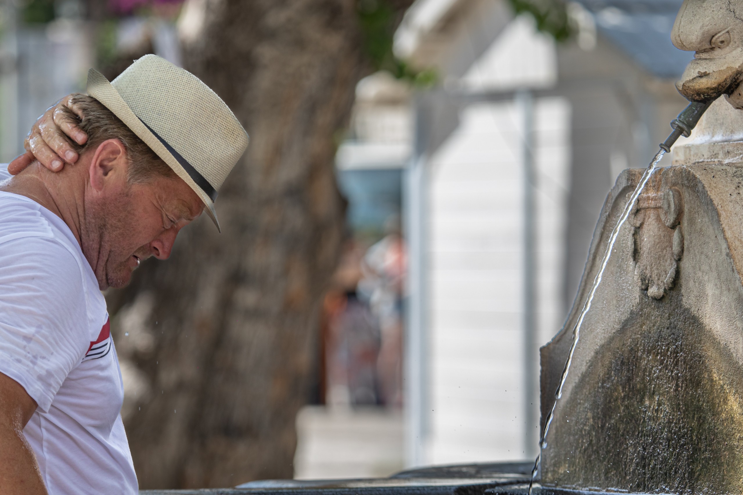 05.07.2022., Dubrovnik - Visoke temperature u Dubrovniku nagnale su turiste da se osvjeze na brojnim poznatim cesmama u staroj gradskoj jezgri. Photo: Grgo Jelavic/PIXSELL