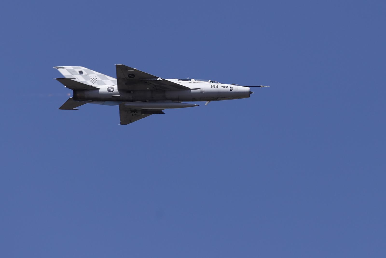 05.08.2021., Knin - Svecani program i dolazak drzavnih duznosnika povodom Dana pobjede i domovinske zahvalnosti te Dana hrvatskih branitelja na stadionu NK Dinara. Prelet aviona MIG-21 Photo: Milan Sabic/PIXSELL