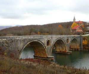 05.11.2021., Kosinj - Kosinjski most je kameni, sedamdeset metara dugi most preko rijeke Like koji spaja Gornji i Donji Kosinj. Izgraden je po uzoru na starohrvatsku mostogradnju, tehnikom uklinjenjem kamena. Projektirao ga je Milivoj Frkovic u 19. stoljecu, most je jedinstven i po otvorima u lukovima koji imaju funkciju rasterecenja vodenog vala pri udaru na most, a u vodi se ocrtavaju kao pravilni krugovi.
 Photo: Kristina Stedul Fabac/PIXSELL