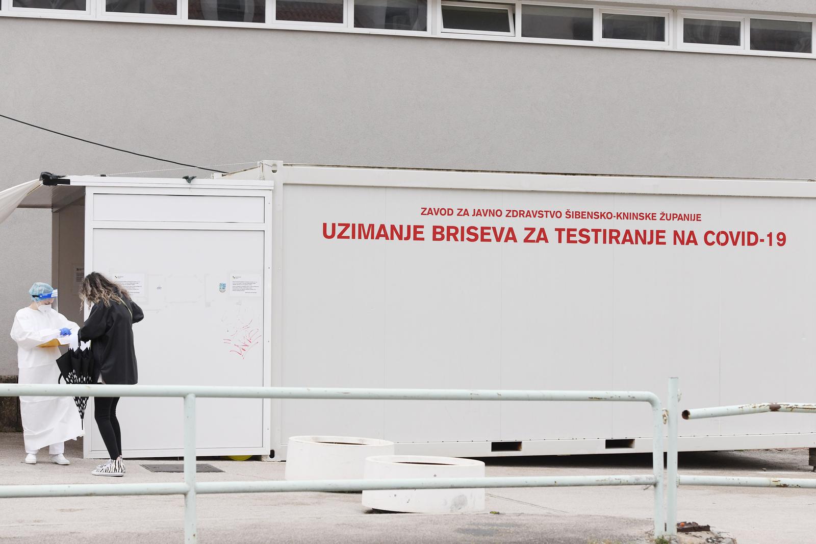 06.05.2022., Sibenik - Dolaskom ljepsih vremena broj testiranja na koronavirus sve je manji, a i broj zarazenih je u padu. Photo: Hrvoje Jelavic/PIXSELL