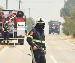 06.08.2015., Danilo Gornje - Vatrogasci su uz pomoc tri kanadera i air tractora te mjestana gasili veliki pozar pokraj Sibenika u Danilu Gornjem koji je u jednom trenutku zaprijetio kucama. Photo: Hrvoje Jelavic/PIXSELL