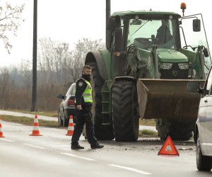 08.02.2021., Osijek - Prometna nesreca na nenaseljenom dijelu Tenjske ceste u kojoj su sudjelovali osobni automobil i traktor . Ocevid je u tijeku Photo: Dubravka Petric/PIXSELLr