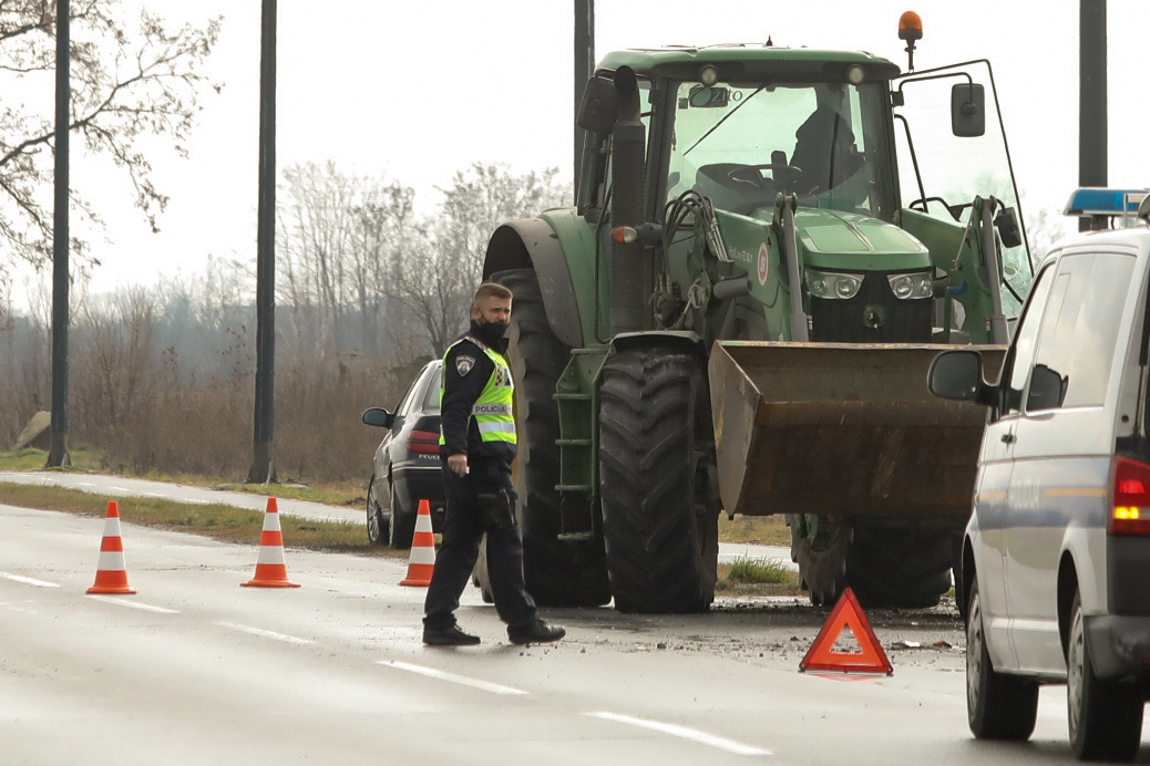 08.02.2021., Osijek - Prometna nesreca na nenaseljenom dijelu Tenjske ceste u kojoj su sudjelovali osobni automobil i traktor . Ocevid je u tijeku Photo: Dubravka Petric/PIXSELLr