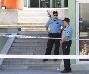 08.06.2017., Sibenik - Na Trgu Drazena Petrovica policija je blokirala podrucje na kojem je nepoznata osoba napala zastitara nozem koji se nalazi na unutar policijske ograde. rPhoto: Dusko Jaramaz/PIXSELL