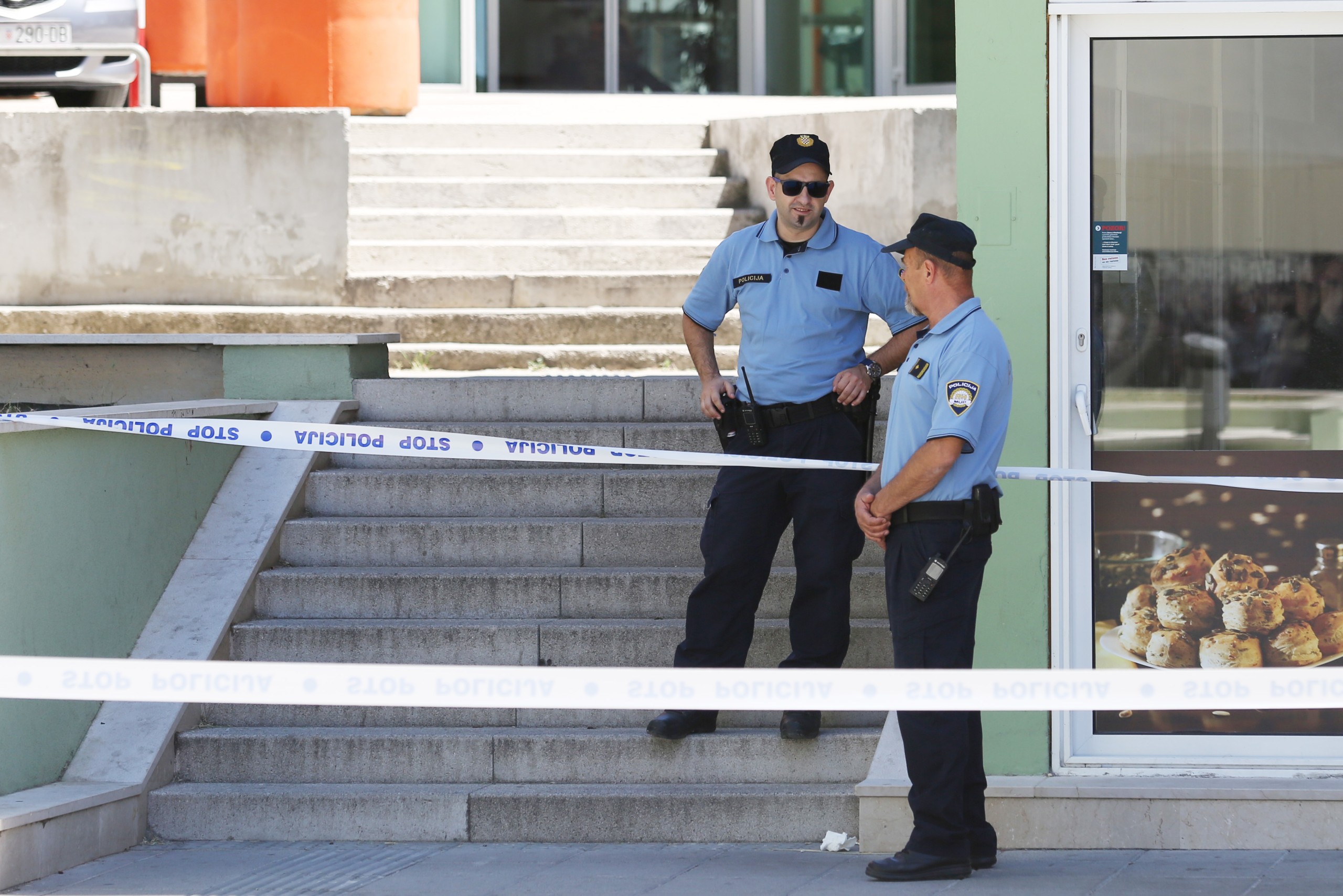 08.06.2017., Sibenik - Na Trgu Drazena Petrovica policija je blokirala podrucje na kojem je nepoznata osoba napala zastitara nozem koji se nalazi na unutar policijske ograde. rPhoto: Dusko Jaramaz/PIXSELL