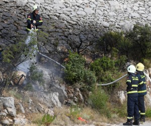 08.07.2022., Sibenik - Pozar uz Jadransku magistralu na ulazu u Sibenik brzo stavljen pod kontrolu unatoc jakoj buri.
 Photo: Hrvoje Jelavic/PIXSELL
