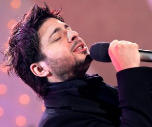 16. 10. 2005., Zagreb - Tose Proeski pjeva na probi izbora za Miss Hrvatske. Todor Tose Proeski (Krusevo, 25.1.1981. - Nova Gradiska, 16.10.2007.), jedan je od najboljih makedonskih pjevaca pop muzike i velika zvijezda u cijeloj regiji. Uspjesno je suradjivao s velikim glazbenim imenima, a nosaci zvuka su mu prodavani u velikim tirazama sirom bivse Jugoslavije. Bio je jedan od rijetko skolovanih glazbenika na prostoru cijele bivse Jugoslavije, kao jedan od najboljih studenata generacije bio je pred diplomom solo pjevanja na Muzickoj akademiji u Skopju, a svoj osebujni vokal usavrsavao je i u New Yorku. 2004. imenovan je regionalnim ambasadorom dobre volje UNICEF-a. Dobitnik je Humanitarne nagrade Majke Tereze. Covjek andjeoskog glasa poginuo je u snu, na suvozacevom mjestu, u 26. godini zivota, na autocesti Lipovac - Zagreb, kod Nove Gradiske, u sudaru s kamionom. r"nPhoto: Robert Anic/PIXSELL