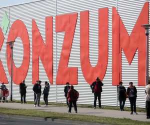 09.04.2020., Zagreb - Uoci Uskrsa stotine gradjana ceka u dugackom redu na ulazak u trgovinu kako bi obavili kupovinu. rpPhoto: Marin Tironi/PIXSELL