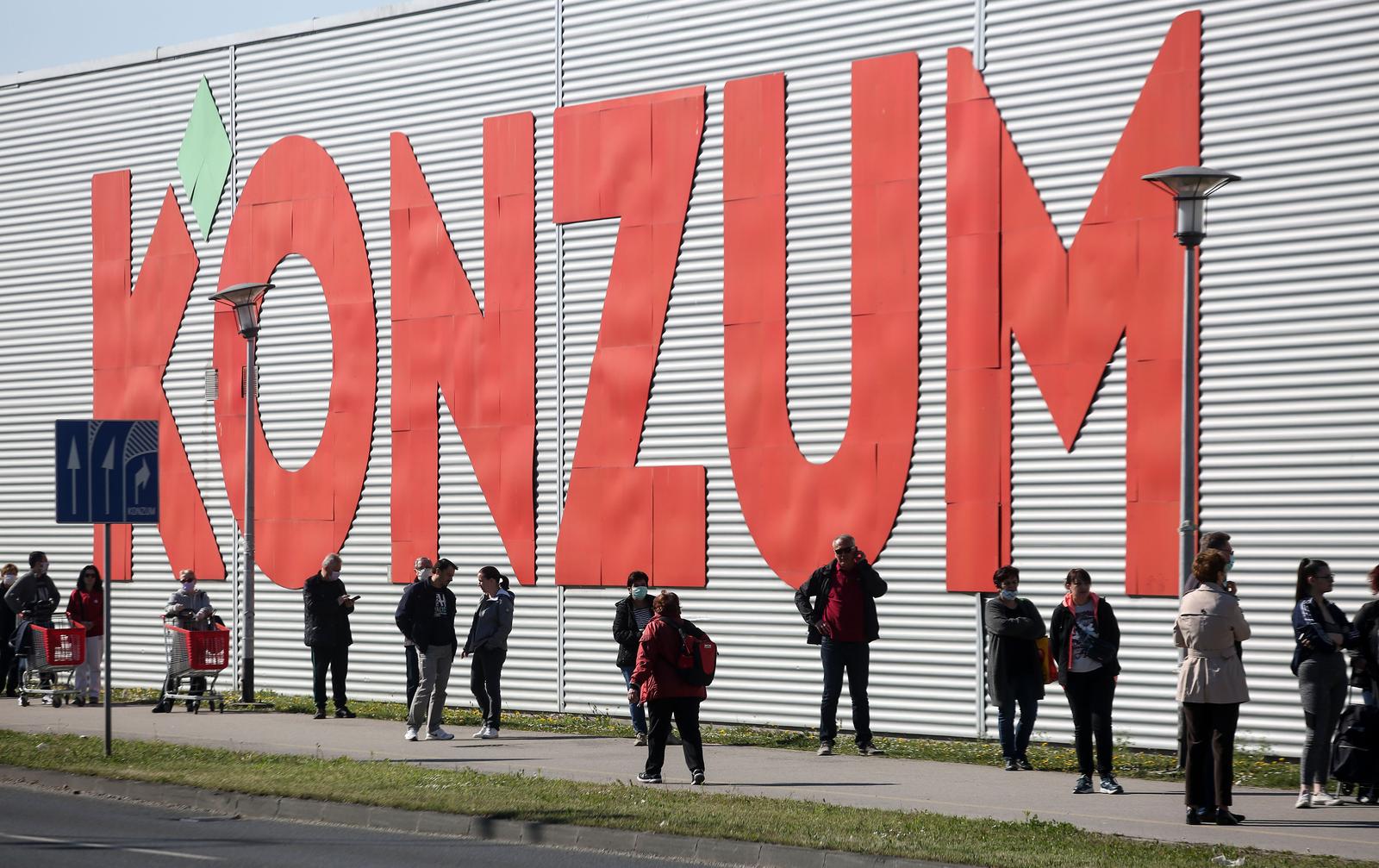 09.04.2020., Zagreb - Uoci Uskrsa stotine gradjana ceka u dugackom redu na ulazak u trgovinu kako bi obavili kupovinu. rpPhoto: Marin Tironi/PIXSELL