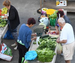 09.07.2022., Sibenik - Bogata ponuda voca i povrca uz visoke cijene na sibenkoj gradskoj trznici. Photo: Hrvoje Jelavic/PIXSELL