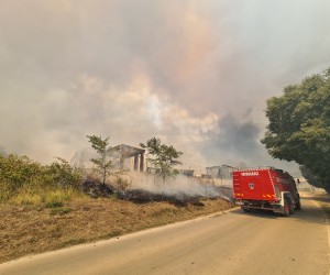 09.07.2022., Pula - Veliki pozar ponovno je izbio u naselju Valdebek. Gasenju pozara prikljucio se i kanader Photo: Sasa Miljevic/PIXSELL
