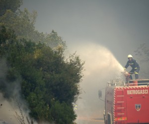 09.07.2022., Pula - Veliki pozar ponovno je izbio u naselju Valdebek. Gasenju pozara prikljucio se i kanader Photo: Sasa Miljevic/PIXSELL