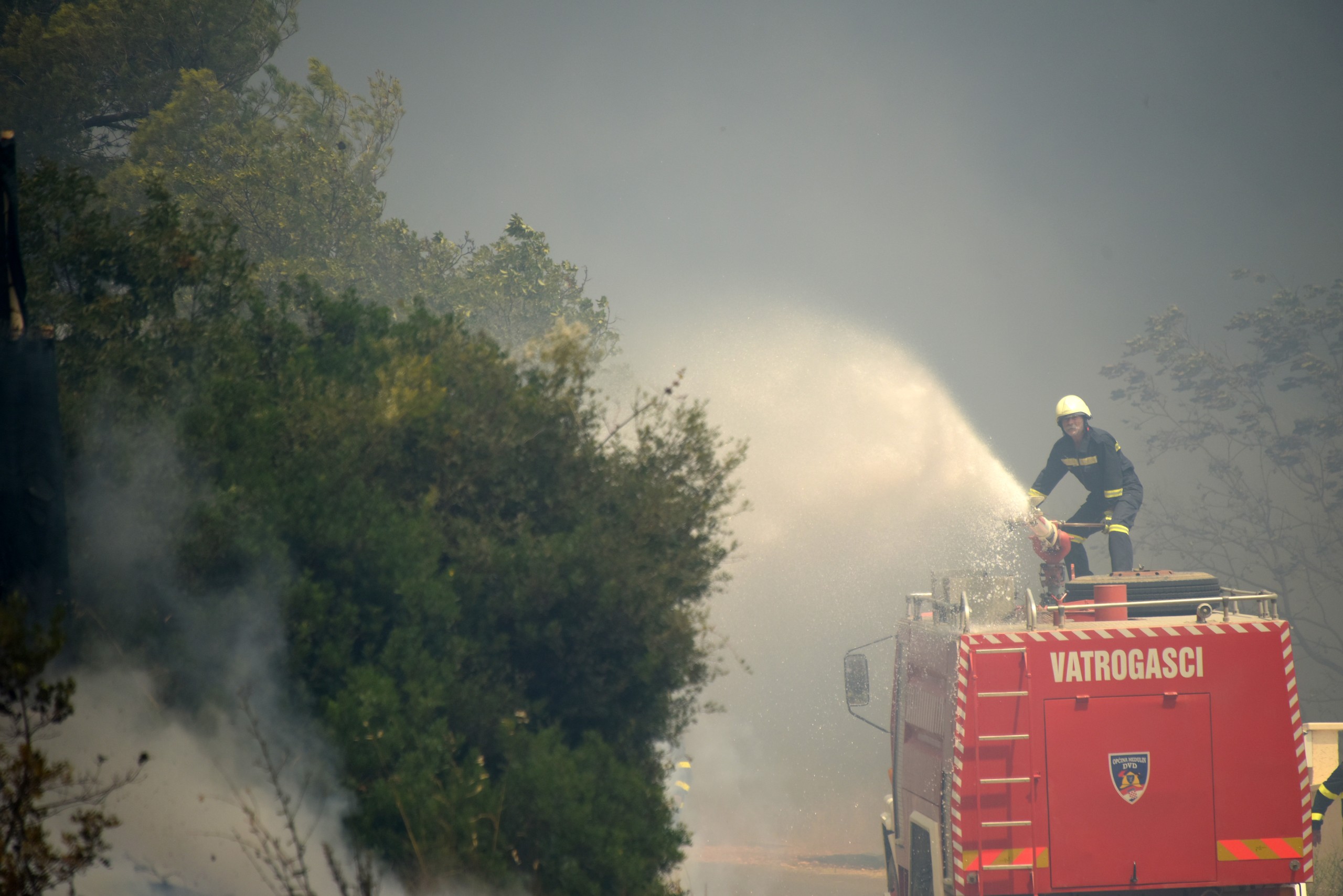 09.07.2022., Pula - Veliki pozar ponovno je izbio u naselju Valdebek. Gasenju pozara prikljucio se i kanader Photo: Sasa Miljevic/PIXSELL