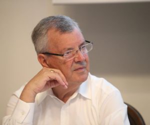 10.07.2017., Split - U splitskom hotelu Park odrzana je promocija knjige dr. Ive Sanadera u izdanju Vecernjeg lista, Doba politike - detudjmanizacija. O knjizi su osim autora govorili glavni urednik Vecernjeg lista Drazen Klaric, Jerko Rosin i Iva Puljic Sego koja je citala tekst kolumnista Gorana Gerovca. rPhoto: Ivo Cagalj/PIXSELLr