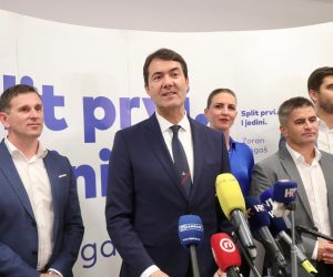 10.07.2022., Split - Zoran Djogas i Vice Mihanovic u drustvu kolega dali izjave za medije i cestitali Ivici Puljku na pobjedi. Photo: Ivo Cagalj/PIXSELL