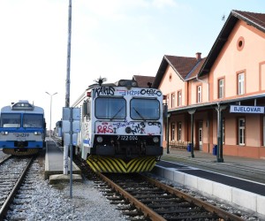 11.01.2022., Bjelovar - Potpisan ugovor vrijedan 200.000 kuna o sufinanciranju troskova javnog zeljeznickog prijevoza redovnih studenata, umirovljenika i osoba starijih od 60 godina s podrucja Bjelovarsko-bilogorske zupanije cije je polaziste ili odrediste na relaciji Banova Jaruga - Daruvar - Virovitica, za 2022. godinu. Ugovor su potpisali zupan Marko Marusic i  ZŽeljko Ukic, direktor HZ Putnickog prijevoza d.o.o. Istaknuti su i problemi vezani uz spomenutu prugu jer malom dnevnom prometu putnika, njih 20 zasigurno kumuje brzina prometovanja vlaka od samo 30 km/h      Photo: Damir Spehar/PIXSELL