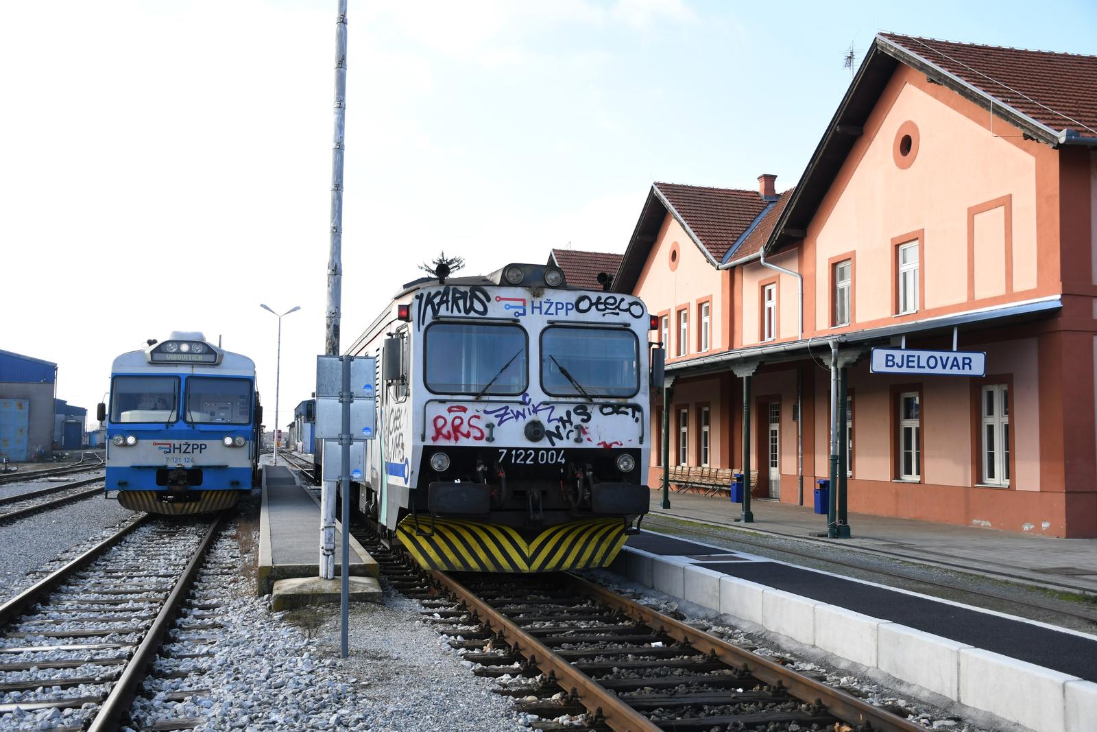 11.01.2022., Bjelovar - Potpisan ugovor vrijedan 200.000 kuna o sufinanciranju troskova javnog zeljeznickog prijevoza redovnih studenata, umirovljenika i osoba starijih od 60 godina s podrucja Bjelovarsko-bilogorske zupanije cije je polaziste ili odrediste na relaciji Banova Jaruga - Daruvar - Virovitica, za 2022. godinu. Ugovor su potpisali zupan Marko Marusic i  ZŽeljko Ukic, direktor HZ Putnickog prijevoza d.o.o. Istaknuti su i problemi vezani uz spomenutu prugu jer malom dnevnom prometu putnika, njih 20 zasigurno kumuje brzina prometovanja vlaka od samo 30 km/h      Photo: Damir Spehar/PIXSELL