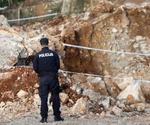 11.02.2020., Rijeka - Gradjevinski radnici na gradilistu bivse tvornice Rio u Izvidackoj ulici na Kantridi u Rijeci u ponedjeljak su uocili eksplozivnu napravu, avionsku bombu iz Drugog svijetskog rata. Policija osigurava mjesto pronalaska. Photo: Nel Pavletic/PIXSELL