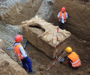 11.07.2022.,Vinkovci - Kameni sarkofag iz rimskog doba pronadjen je tijekom gradjevinskih radova u Zvonarskoj ulici u Vinkovcima. Kopajuci u sklopu radova na aglomeraciji u Vinkovcima, radnici su ispod ceste u Zvonarskoj ulici uocili bocni dio rimskog sarkofaga.Sarkofag je danas izvadjen i otvoren. Kako se i ocekivalo, unutra nema nista. Naime, sarkofag je razbijen, pretpostavlja se jos u anticko doba, te opljackan. Photo: Davor Javorovic/PIXSELL