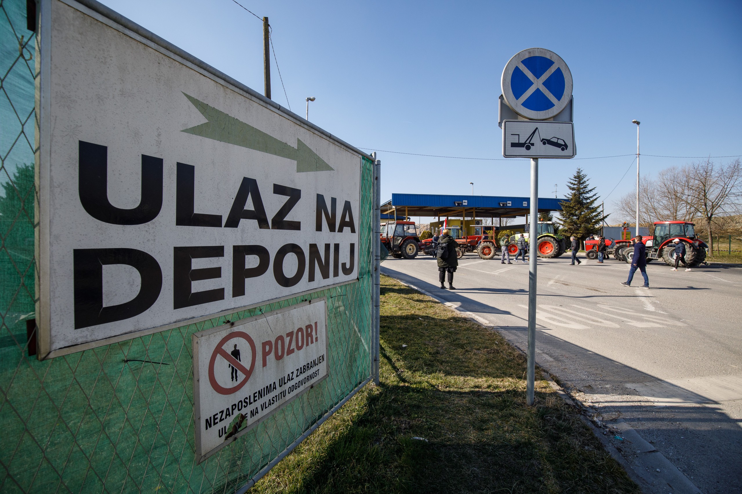 12.03.2022., Zagreb - Skup mjestana Jakusevca protiv prosirenja odlagalista, centra za gospodarenje otpadom u Jakusevcu, drobilica glomaznog otpada te kompostane. Gradjani su nakratko blokirali ulaz na deponij smeca te Servisno operativni centar.
  Photo: Davor Puklavec/PIXSELL